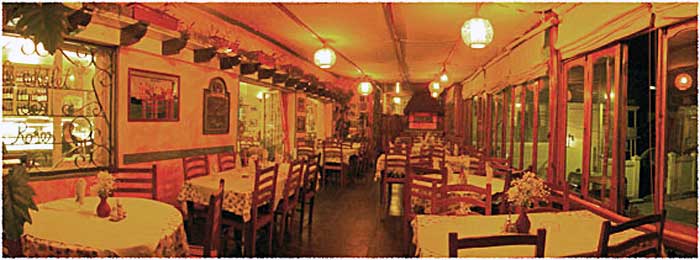 Die Restaurantterrasse Chalet des roses, hotel, Antananarivo, Madagascar, tana, analakely, pizzeria, pizza, italia, cafe, caffe, bar, cucina italiana restaurant, hotel, italien ristorante, albergo, italiano,